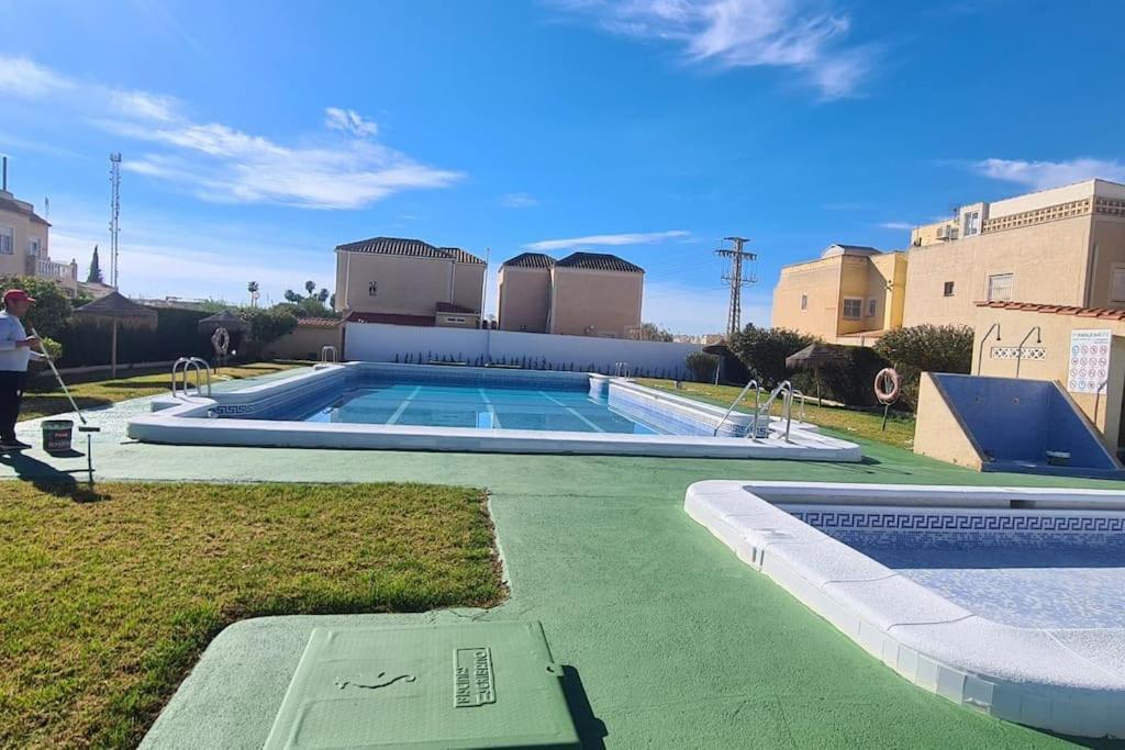 Bungalow Avec Piscine Τορεβιέχα Εξωτερικό φωτογραφία