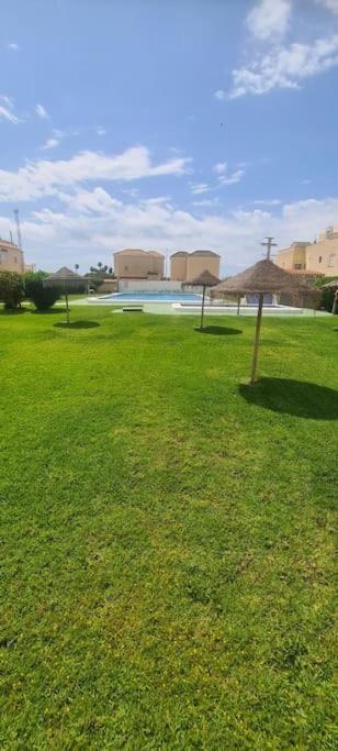 Bungalow Avec Piscine Τορεβιέχα Εξωτερικό φωτογραφία