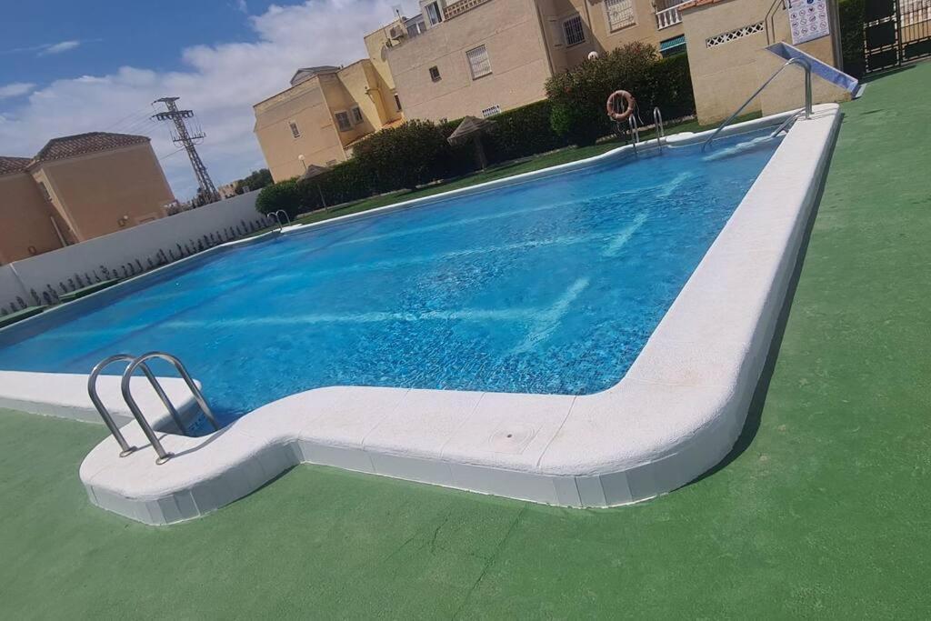 Bungalow Avec Piscine Τορεβιέχα Εξωτερικό φωτογραφία