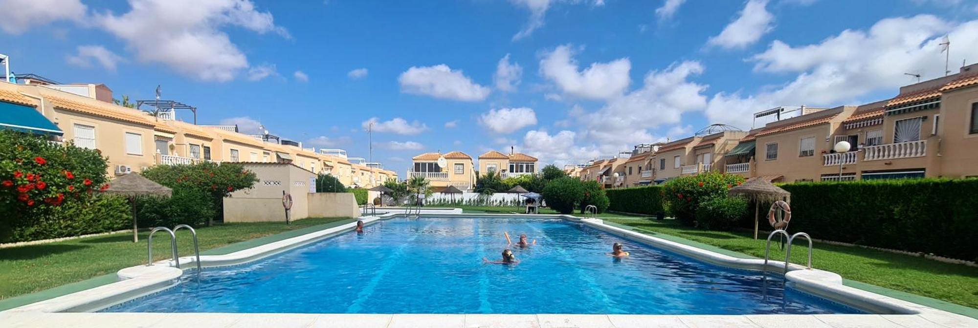Bungalow Avec Piscine Τορεβιέχα Εξωτερικό φωτογραφία